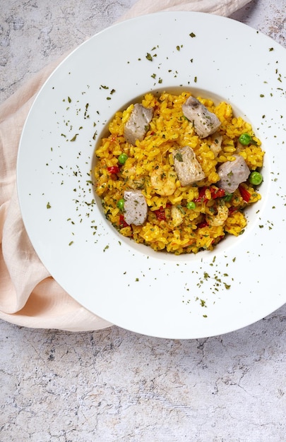 Riso per paella fatto in casa con tonno e gamberi