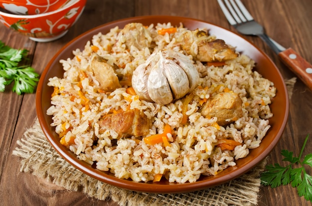 Riso pilaf con carne e verdure