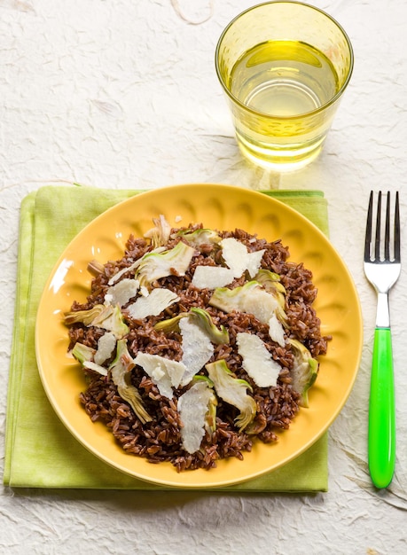 Riso rosso con carciofi e scaglie di parmigiano