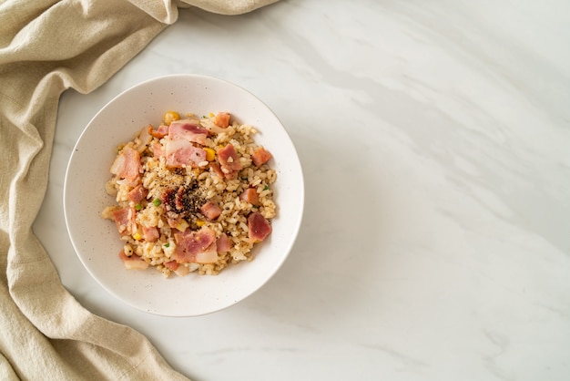 riso saltato con pancetta prosciutto cotto e ciotola di peperoni neri