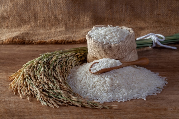 Riso tailandese del gelsomino in un sacco su un fondo di legno