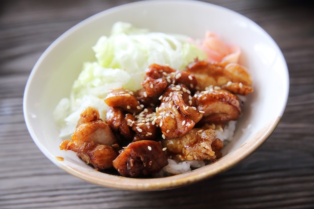 Riso teriyaki di pollo alla griglia su fondo di legno, cibo giapponese