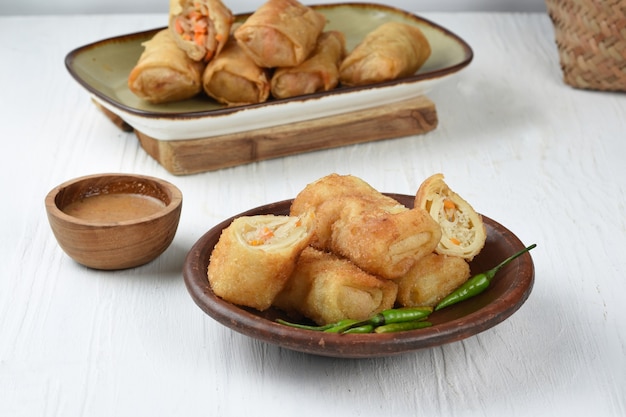 risol o risoles lo spuntino tradizionale indonesiano è un rotolo di crepe ripieno di pollo o verdure