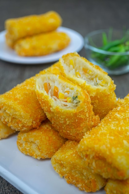 Risoles bihun o rissole con vermicelli spuntini di ripieno di tagliatelle che vengono cotti fritti