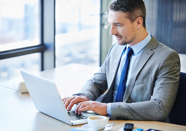 Risolvere alcune questioni in sospeso sul progetto Colpo di un uomo d'affari che lavora su un laptop in ufficio