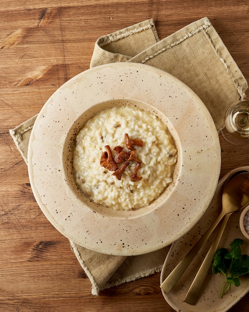 Risoto con finferli in un grande piatto.