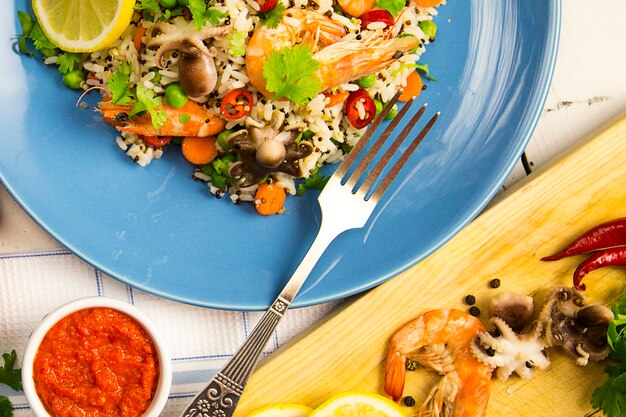 Risotto ai frutti di mare in un piatto blu, vista dall'alto