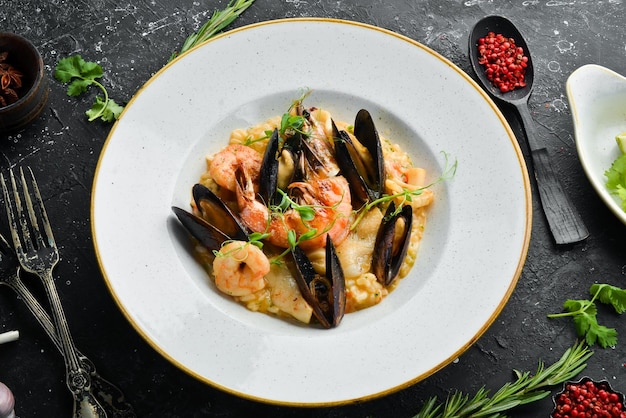 Risotto ai frutti di mare, riso, gamberi e cozze Vista dall'alto Spazio libero per il testo