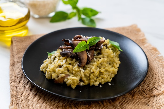 Risotto ai funghi con pesto e formaggio