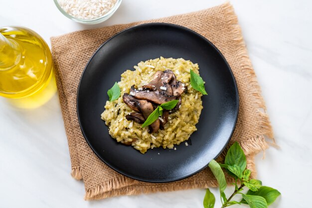 Risotto ai funghi con pesto e formaggio