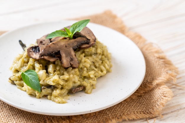 Risotto ai funghi con pesto e formaggio