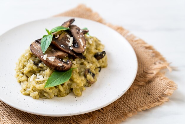 Risotto ai funghi con pesto e formaggio