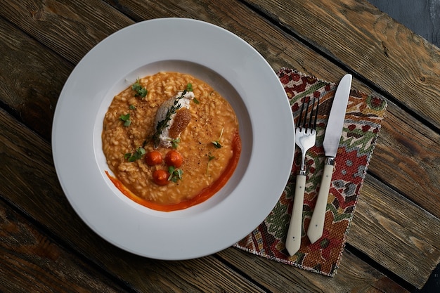 Risotto ai funghi di zucca di farro su superficie grigia, gustoso pasto vegetariano