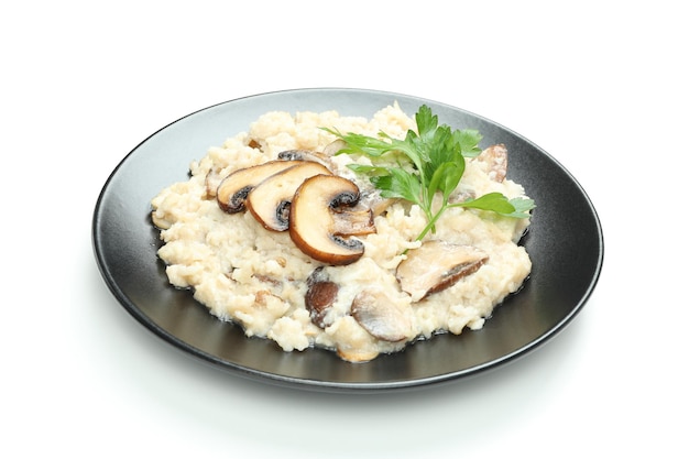 Risotto ai funghi isolati su sfondo bianco