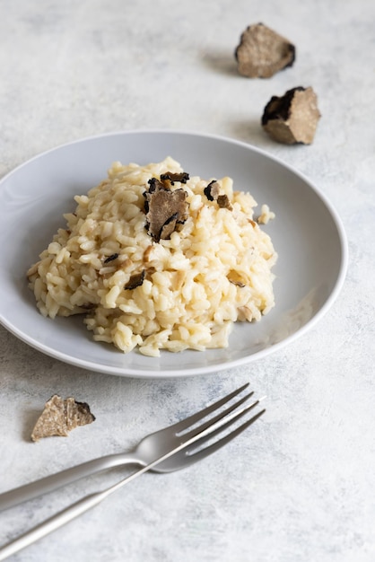 Risotto ai funghi porcini e tartufo nero servito in un piatto vista dall'alto cucina gourmet