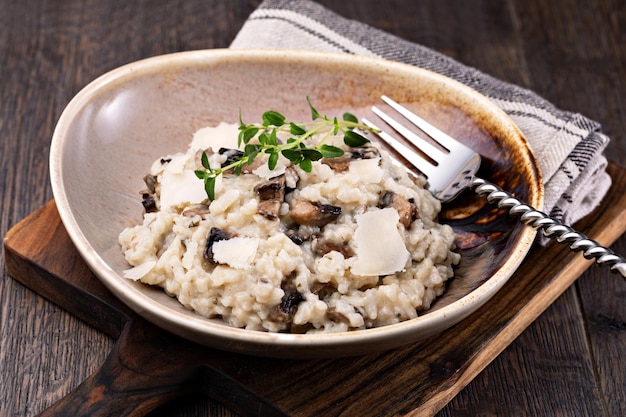 Risotto ai funghi sul piatto, vista ravvicinata