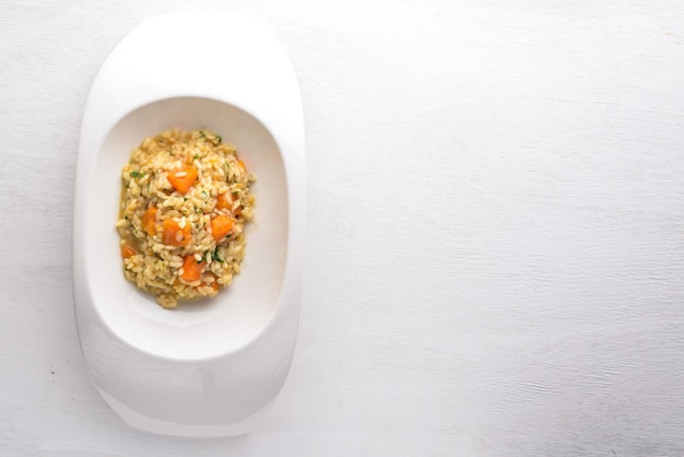 Risotto alla zucca Vista dall'alto Spazio libero per il testo Su uno sfondo di legno