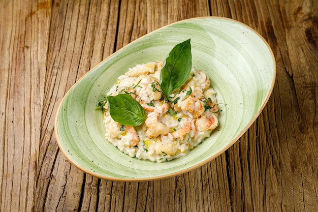 Risotto alle verdure su un tavolo di legno