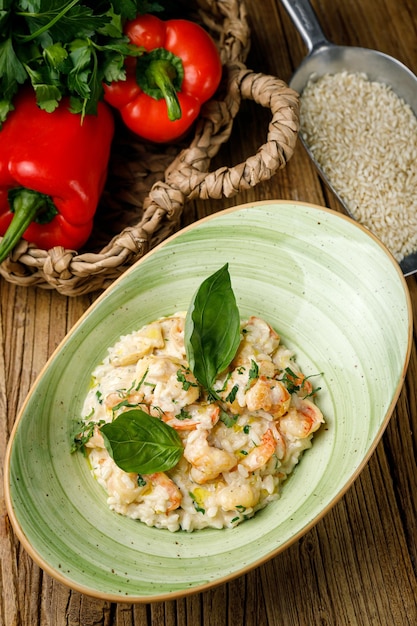 Risotto alle verdure su un tavolo di legno