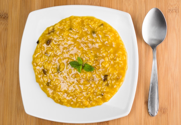 Risotto allo zafferano e funghi