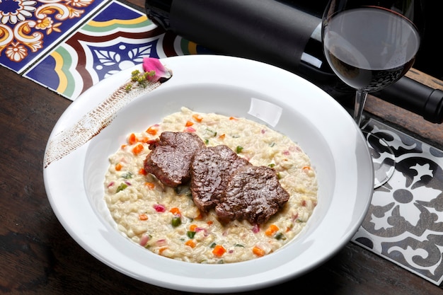 Risotto con carne e vino rosso