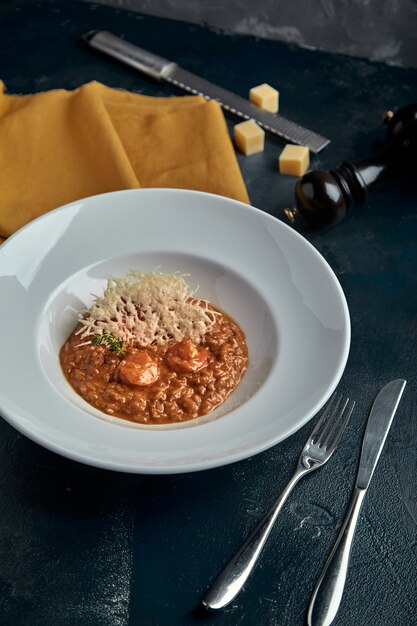 Risotto con carne suina e formaggio in zolla bianca