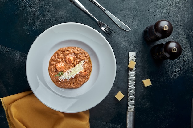 Risotto con carne suina e formaggio in zolla bianca