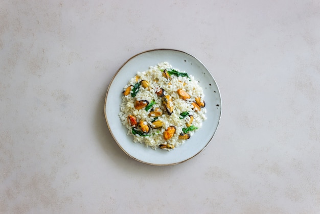 Risotto con cozze e spinaci. Cibo salutare. Cibo vegetariano.