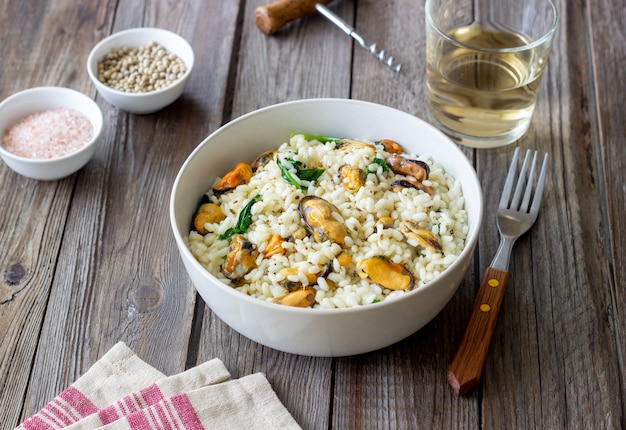 Risotto con cozze e spinaci. Cibo salutare. Cibo vegetariano.