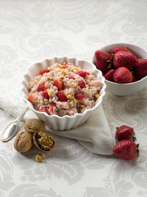 Risotto con fragole e noci