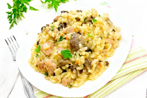 Risotto con funghi e pollo su tavola leggera