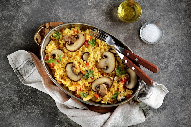 Risotto con funghi, peperoni, carote, cipolle e olio d'oliva