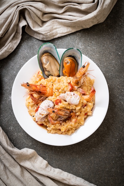 risotto con gamberetti, cozze, polpi, vongole e pomodori