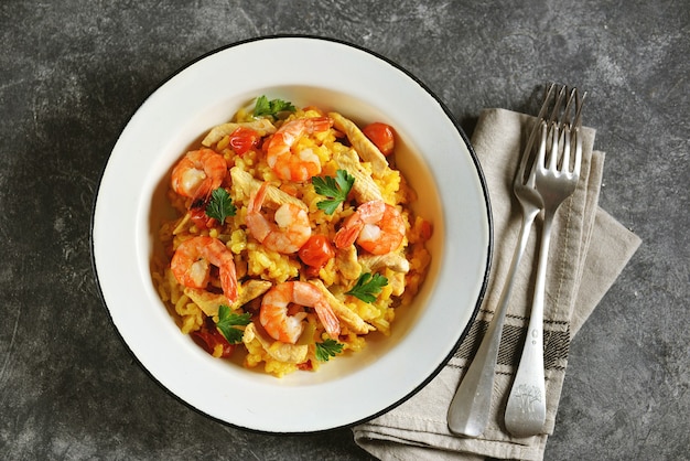 Risotto con gamberi, carote, cipolle e pomodorini