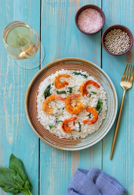 Risotto con gamberi e spinaci. Cibo salutare. Cibo vegetariano.