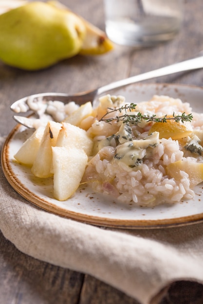 Risotto con gorgonzola, uvetta, mandorle e pera al forno vista dall'alto.