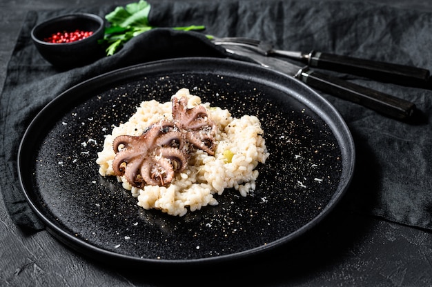 Risotto con polpo e funghi, prezzemolo e spezie.