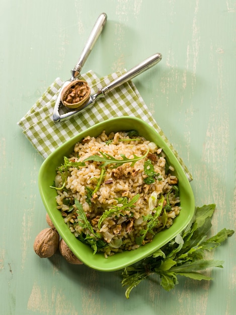 Risotto con rucola e noci cibo vegetariano