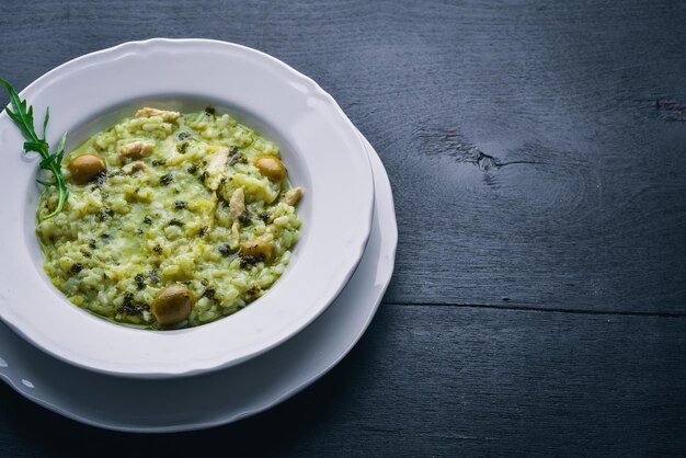 Risotto con spinaci e olive su fondo di legno Vista dall'alto Spazio libero