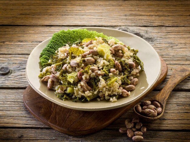 Risotto con verza e fagioli cibo vegetariano