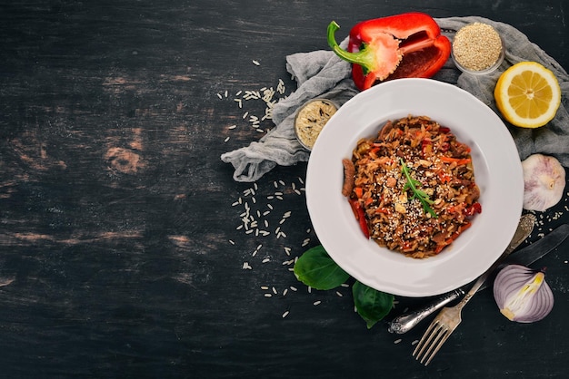 Risotto con vitello e funghi su fondo di legno Vista dall'alto Copia spazio