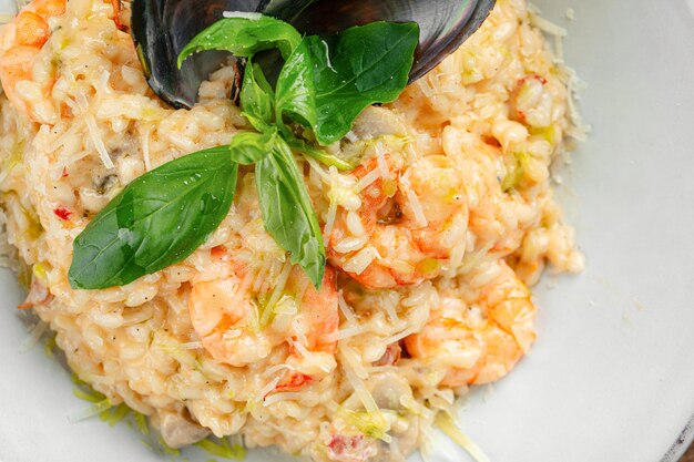 Risotto di frutti di mare con conchiglie di cozze