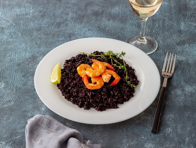 Risotto di riso nero con gamberi.