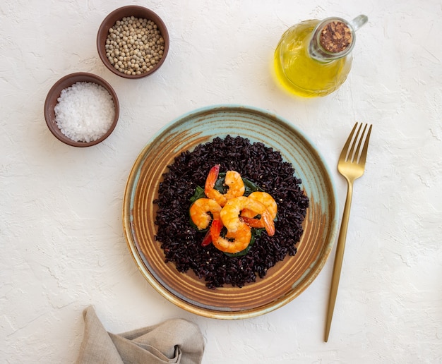 Risotto di riso nero con gamberi.