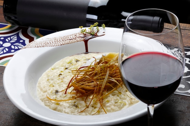 Risotto e bicchiere di vino rosso