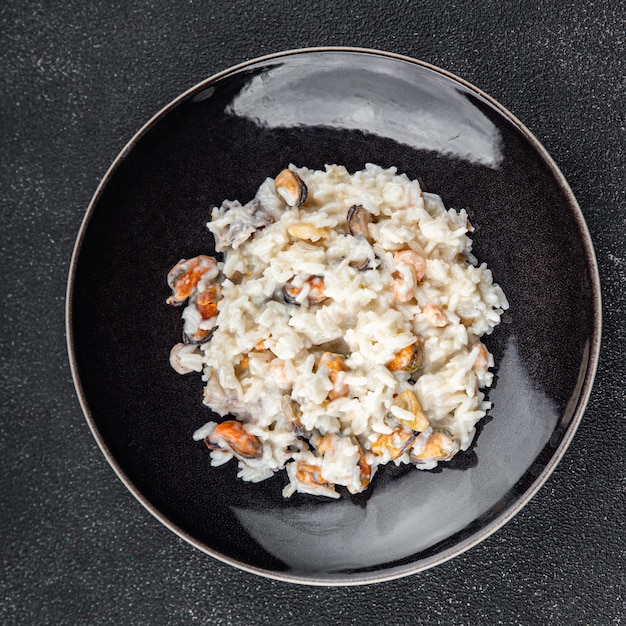 risotto frutti di mare riso fresco delizioso mangiare cucina antipasto pasto spuntino sul tavolo