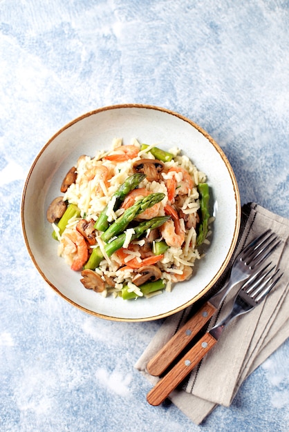 Risotto italiano con gamberi, funghi, asparagi e parmigiano