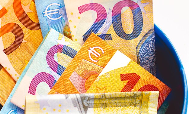 Risparmia denaro Euro EUR banconote in euro all'interno di un penny bank isolato su bianco