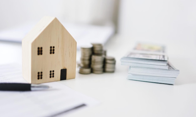 Risparmio di denaro per investimenti immobiliari con con una pila di monete di denaro per l'acquisto di casa e prestito per prepararsi al futuro concetto finanziario o assicurativo