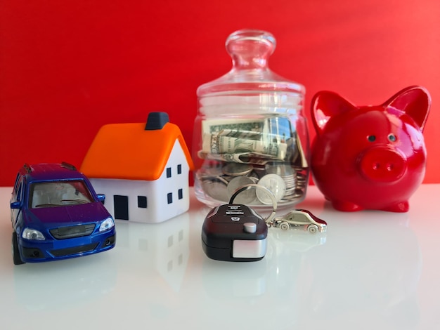 Risparmio finanziario salvadanaio per casa e auto